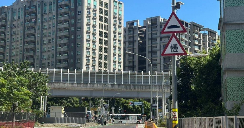 為提升三峽區北大國小通學環境安全，新北市交通局在開學前建置實體減速丘與人行道路緣阻隔設施。（圖／交通局提供）