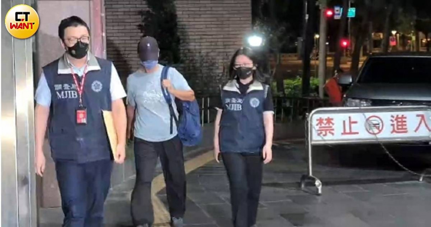 台灣師範大學女足教練周台英25日晚間移送台北地檢署偵辦。（圖／林冠吟攝）