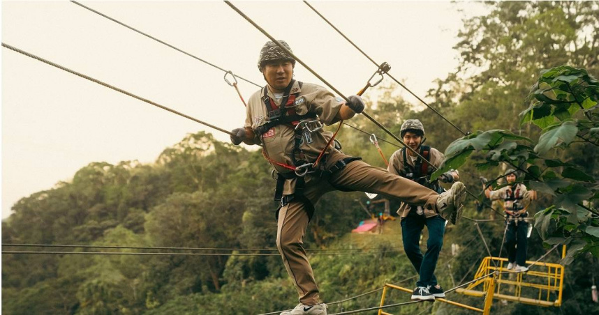 胡瓜調皮地在鋼索上大跳「空中舞步」。（圖／客家電視台提供）