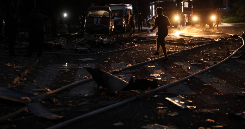 救援人員在烏克蘭扎波羅熱州被俄羅斯空襲摧毀的居民區開展救援工作。（圖／達志／美聯社）