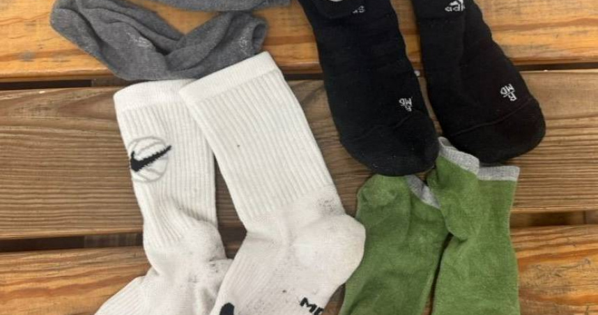 新莊健身房發生偷襪子怪客事件，38歲吳姓男子包包內搜出4雙襪子。（圖／翻攝畫面）