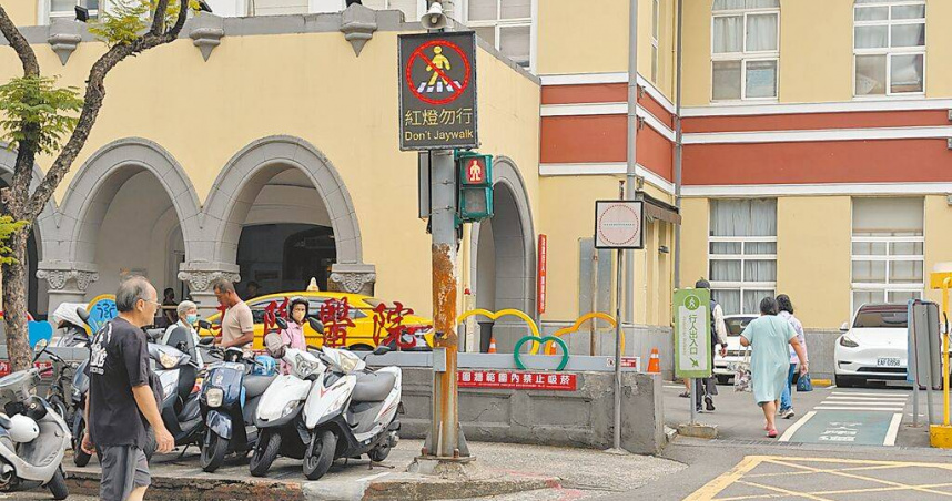 基隆市政府去年11月啟動「行人有序」政策，鎖定行人違規樣態宣導並開罰，今年2月起執法至8月底共取締4739件行人違規。（圖／中國時報張志康攝）
