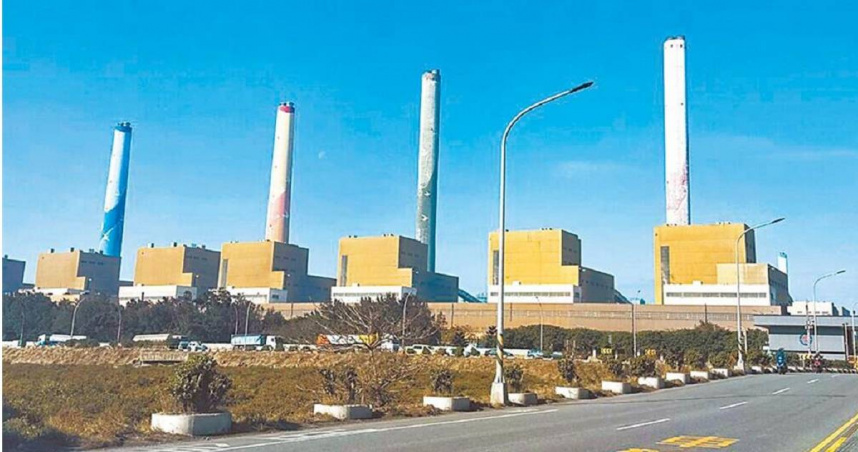 台中火力發電廠1樓新燃氣機組電氣室4日傍晚驚傳變壓器冒煙起火燃燒，火勢於傍晚5時47分控制，並造成無人員傷亡。台電表示，將詳細調查事故原因，也說明該火警不影響既有機組運轉及供電。（示意圖／報系資料照）