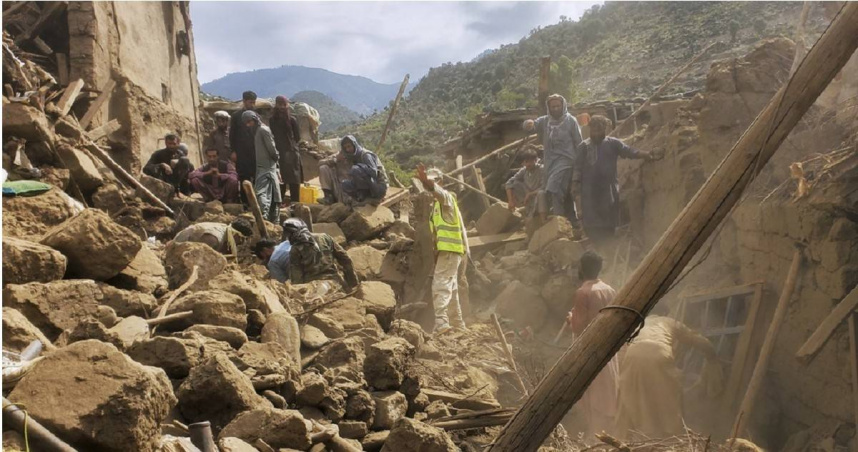 地震造成超過2200人死亡，3640人受傷，塔利班與國際救援團隊在艱困環境中持續搜索生還者。（圖／達志／美聯社，下同）