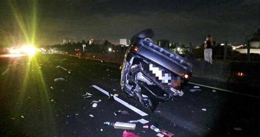 國道4車連環追撞釀4傷女駕駛重傷命危。（圖 ／翻攝畫面）