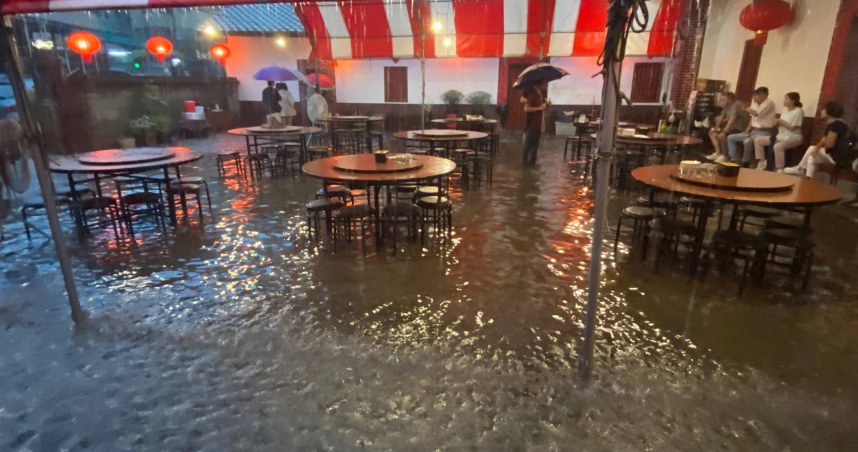 知名餐廳『溫叨』戶外用餐區瞬間被大雨淹沒，秒變名副其實的「流水席」。（圖／網友Fenling Fenling Wang授權提供）