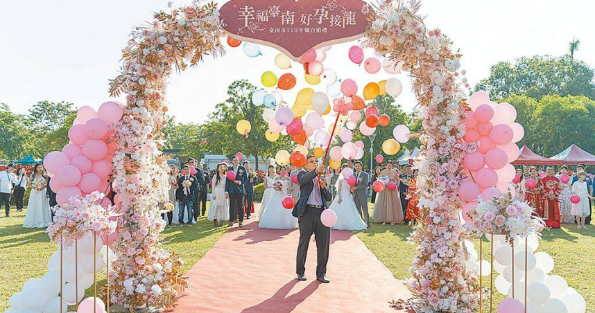 台南市民政局每年舉辦的聯合婚禮報名都相當踴躍，今年才開放報名3天，50對名額被搶報名，只剩下4對缺額。（圖／台南市民政局提供／中國時報程炳璋台南傳真）