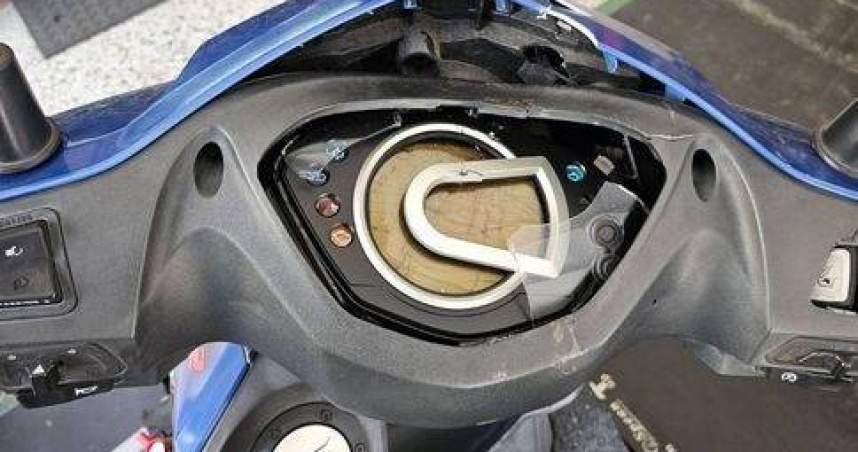 精神病房客砸毀10餘機車引眾怒。（圖／翻攝畫面）