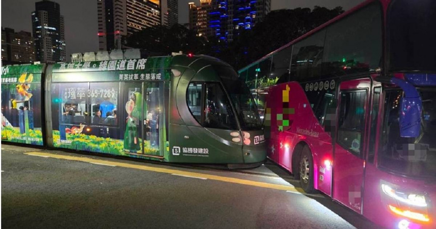 高雄輕軌與遊覽車發生碰撞。（圖／翻攝照片）