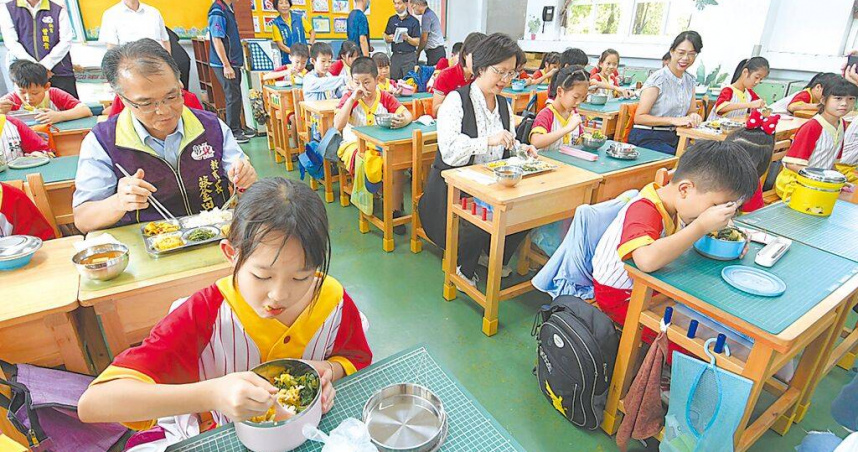 農業部推動「3章1Q」標章，凡學校採用此認證食材，可獲中央補助每名孩童10元獎勵金，但中央編列2026年預算，將該補貼約38億元全數刪除，改由地方負擔。圖為彰化縣校園午餐全面使用國產蛋品。（圖／彰化縣政府提供）