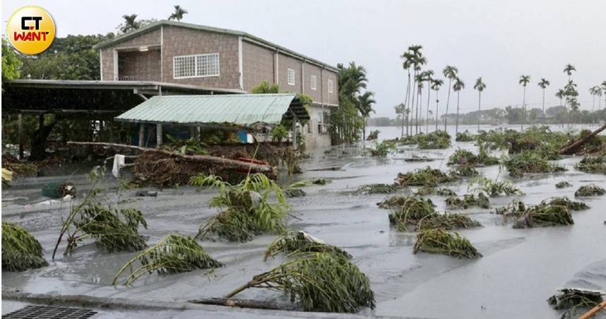 3縣市5鄉鎮今停止上班上課。（圖／花蓮縣光復鄉馬太鞍地區堰塞湖潰堤／黃耀徵攝）