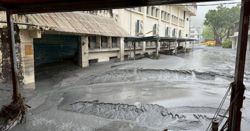 花蓮洪災重創光復國中，整個校園都泡在泥水中。（圖／花蓮縣政府提供真）