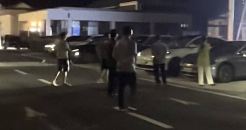 大陸今年國慶假期首日，高速公路服務區的新能源車充電樁即迎來排隊叫號現象。（圖／翻攝自微博）