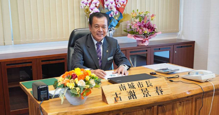 日本沖繩縣南城市市長古謝景春因涉嫌性騷擾事件，遭議會通過不信任決議。（圖／翻攝自南城市役所）