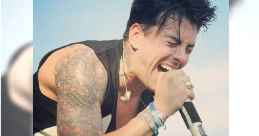 英國搖滾男歌手沃特金斯（Ian Watkins）2013年因性侵兒童和一系列性犯罪行為被判入獄29年，近日爆出他在獄中被2名獄友攻擊，遭持刀殺害，享年48歲。（圖／翻攝自臉書／Ian Watkins is our crush）
