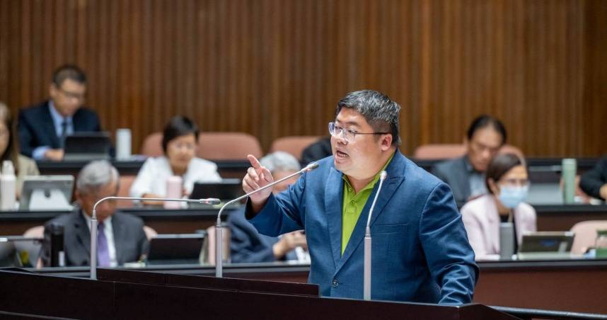 民進黨立委蔡易餘20日表示，面對台灣產業兩極化、嚴重缺工及高齡化挑戰，政府須拿出更積極、宏觀的政策因應。（圖／蔡易餘辦公室提供）