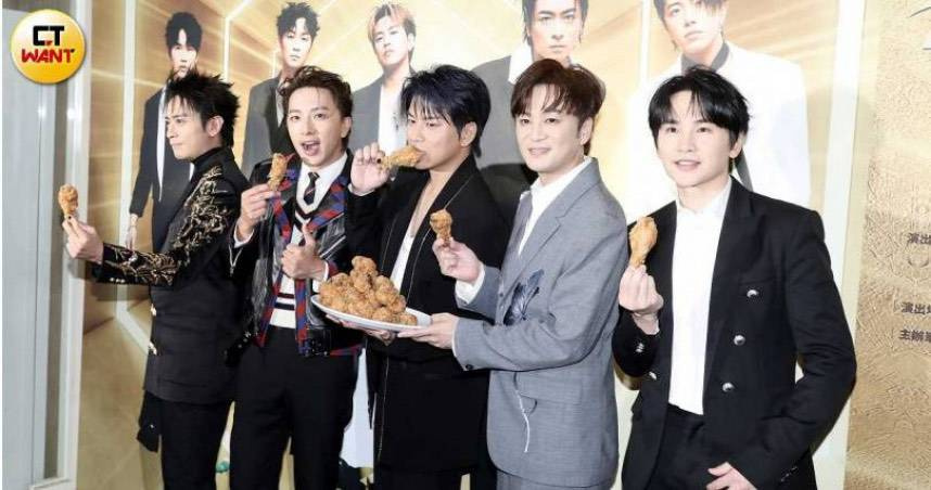 坤達（左2）確定為第三波搜索行動第5名藝人，目前人在境外回國將被拘提。（圖／侯世駿攝）