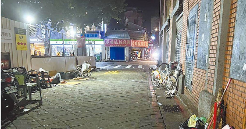 台北市政府斥資2億元改建萬華區艋舺公園，預計明年8月完工，市議員徐立信、陳怡君指出，工程動工後街友減少停駐在公園周邊，但近日又有街友回流，隨地便溺、把沒吃完的便當亂丟導致環境髒亂。（圖／台北市議員陳怡君研究室提供）