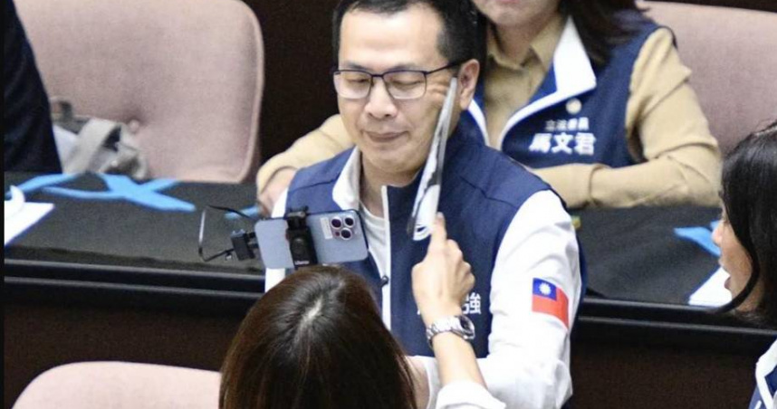 羅智強遭邱議瑩搧巴掌。（圖／國民黨立委羅智強提供）