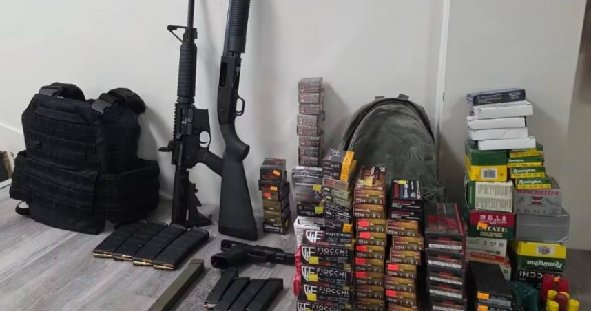 警方在他住所搜出防彈衣、裝滿彈藥的手提箱。（圖／翻攝自克拉克縣警長辦公室（Clackamas County Sheriff's Office））