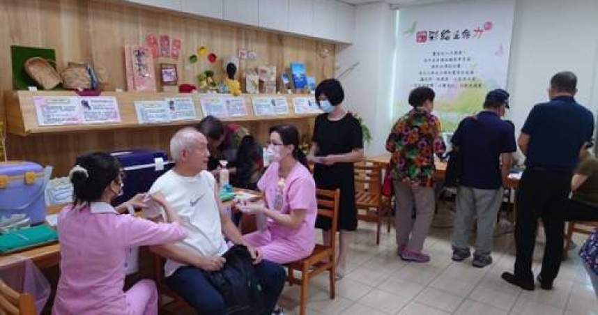 台中市衛生局提醒，請符合條件者儘早完成流感及新冠疫苗接種，共同提升秋冬免疫保護力，守護自己與家人健康。（圖／取自台中市政府網站）