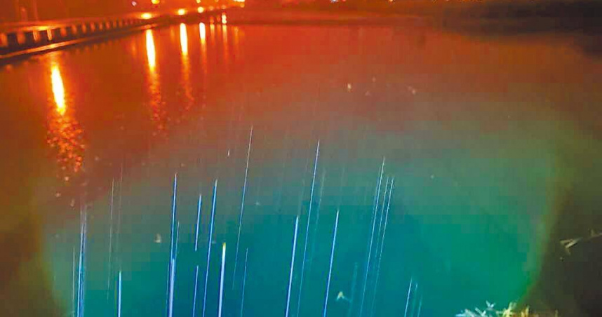 宜蘭縣三星鄉上將路一帶農田與水溝4日傍晚突然泛起一片「螢光綠」，縣府環保局獲報後至現場採樣，初步判定有人誤倒食用色素，將依《水汙染防治法》開罰，最高可處300萬元罰鍰。（圖／宜蘭縣環保局提供／中國時報吳佩蓉宜蘭傳真）
