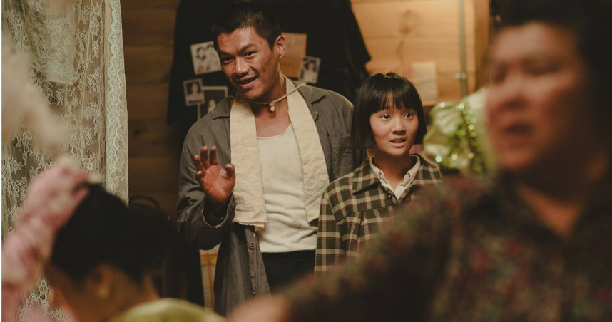 《大濛》電影講述1950年代柯煒林（左）飾演的趙公道與方郁婷（右）飾演的阿月因緣相遇，發展出一段動人情誼。（圖／華文創）