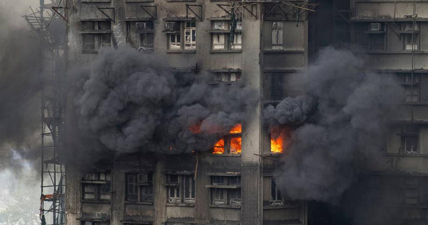 香港大埔宏福苑26日發生五級大火，火勢迅速蔓延多棟樓宇，成為近年最嚴重火災之一。（圖／達志／美聯社，下同）