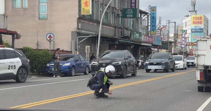一名員警在交通事故排除後，彎下身徒手撿拾滿地玻璃碎片，引發熱烈討論。（圖／翻攝畫面）