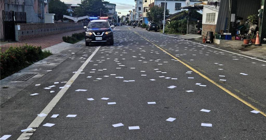 關山鎮三民路一帶遭不明人士拋撒大量討債宣傳單，警方已循線掌握涉案車輛。（圖／彭成豐提供）