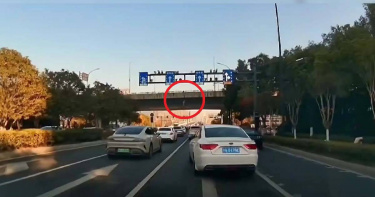 一名母親先將幼女拋下橋,隨後自己也跳橋。(圖/翻攝X/@whyyoutouzhele)