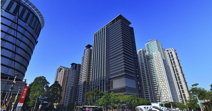 台中安達仕酒店進駐七期超精華地段，以融合在地文化與設計、提供無制式櫃檯的開放式空間為特色，預計2026年底開幕。（圖／興富發提供）