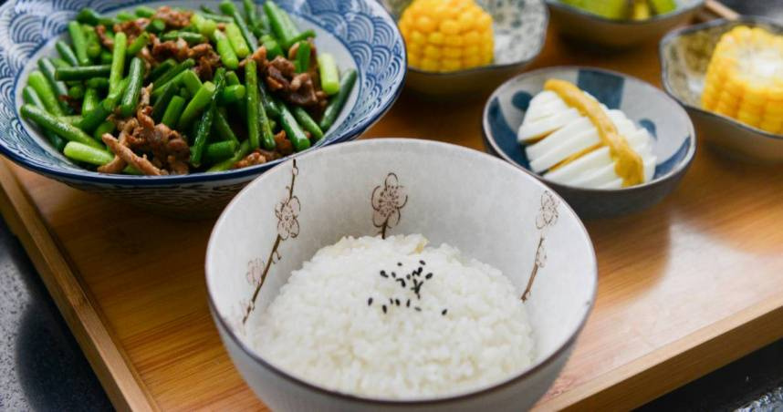 許多人在減肥時都知道應該控制口腹之慾，但有時難免會陷入天人交戰。（示意圖／Pexels）