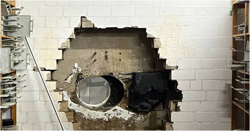 德國蓋爾森基興市比爾區一家儲蓄銀行的金庫被竊賊鑽開，牆上留下一個大洞。（圖／達志／美聯社）