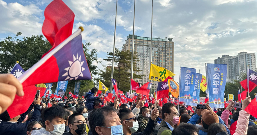 元旦升旗典禮，迎接晨曦升起的正能量陽光，藉由大家同時唱誦的強大磁場來旺財。（圖／楊登嵙提供）