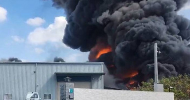 台南永康廢棄物火燒工廠濃煙驚天。（圖 ／翻攝畫面）