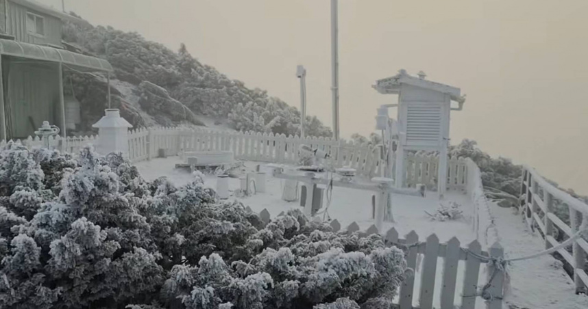 玉山下雪一片白。（圖／中央氣象署提供）