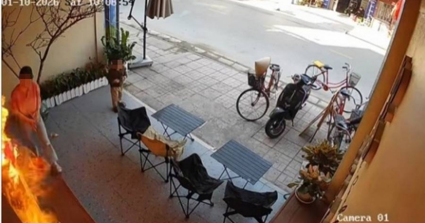 越南一間咖啡廳員工進行「祈福儀式」時不慎引發火警，所幸火勢及時被控制才沒釀災，老闆表示已對員工進行安全教育檢討，當事人也繼續在店內工作。（圖／翻攝自YouTube／TIN 3 PHÚT）