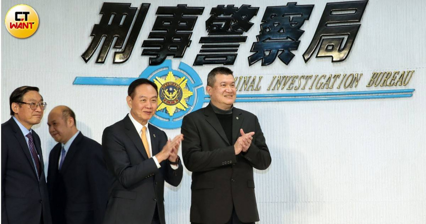 內政部次長馬士元14日前往刑事局，頒授獎章表彰刑事局局長周幼偉。（圖／周志龍攝）