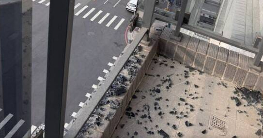 陽台玻璃炸裂汽車擋風玻璃留彈孔。（翻攝畫面）