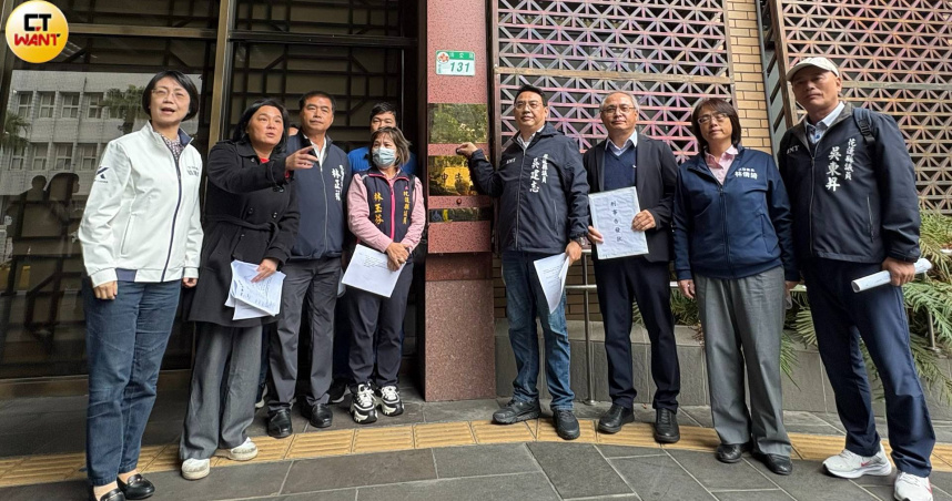 花蓮縣議員與國民黨立委赴北檢告發。（圖／翁靖祐攝）