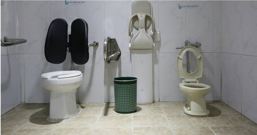 許多民眾在公廁如廁時，都會因害怕得到HPV、梅毒或是其他傳染病，而避免讓屁股碰到馬桶坐墊。（示意圖／翻攝自pexels）