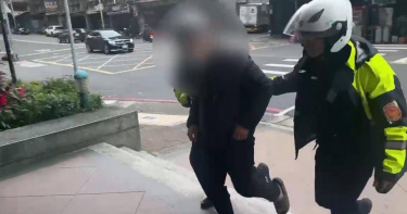 新莊騎士誤認被瞪遭攻擊，木工男持鐵鎚逼近恐嚇遭警逮捕送辦。（圖／翻攝畫面）
