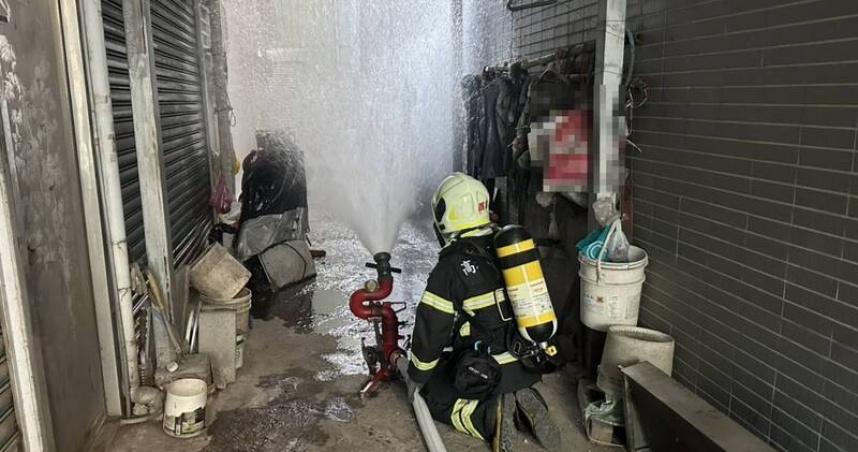 高雄楠梓男子情人節疑因感情糾紛酒後開瓦斯，防人員於屋外佈設水線灑水，降低室外火源風險。（圖／翻攝畫面）