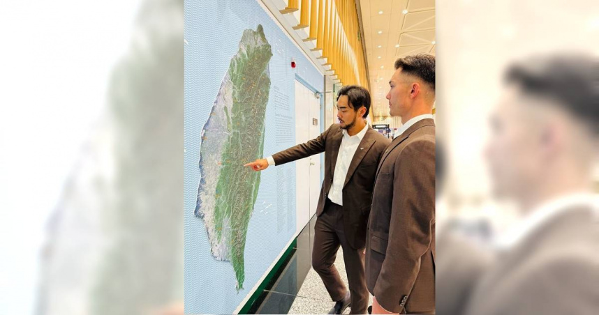 林家正指著地圖中部，正在與費爾柴德從頭到尾介紹台灣。（圖／翻攝自CPBL中華職棒threads）