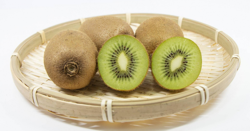 蕭捷健建議，如果深夜肚子餓、嘴饞，可以吃綠色奇異果，還能改善睡眠品質。（示意圖／photoAC）