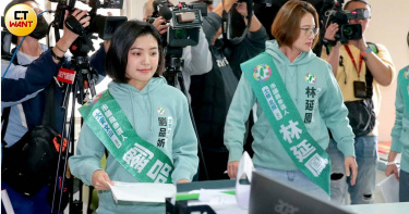 民進黨台北市大安文山市議員初選民調今晚登場，獲湧言會支持的劉品妡（左）呼籲鄉親一同「顧電話、拼民調」。（圖／黃耀徵攝）