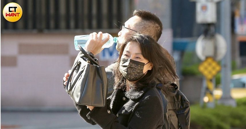 北台灣受鋒面、東北季風影響天氣轉涼，其他地區仍暖熱如夏。（示意圖／黃耀徵攝）