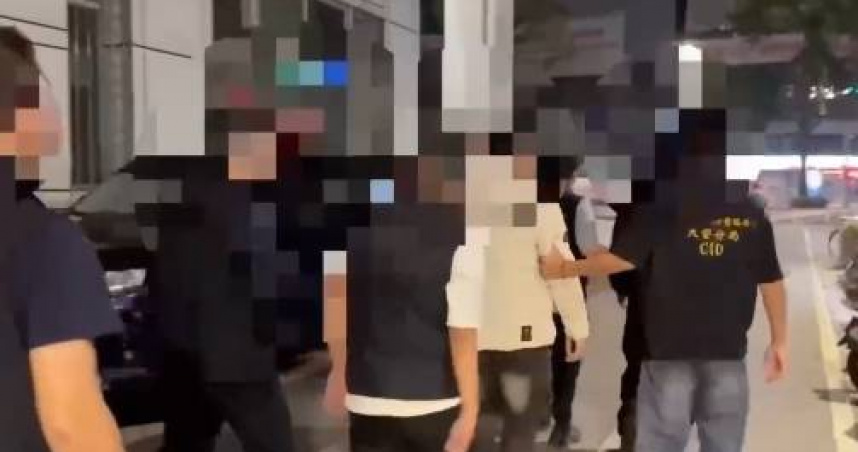 北市大安區一間殯葬業者22日上午突遭棒球隊闖入猛砸，警方也循線逮獲有竹聯幫背景之顏姓男子等8人到案。（圖／翻攝畫面）