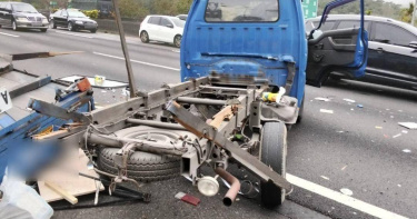 國道1號苗栗銅鑼路段3月28日發生小貨車爆胎自撞事故，車斗脫落、車體嚴重毀損，2人受傷送醫。（圖／翻攝畫面）